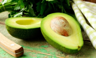 ΑΥΤΗ είναι η ΤΡΟΜΑΚΤΙΚΗ αλήθεια για το Αβοκάντο!