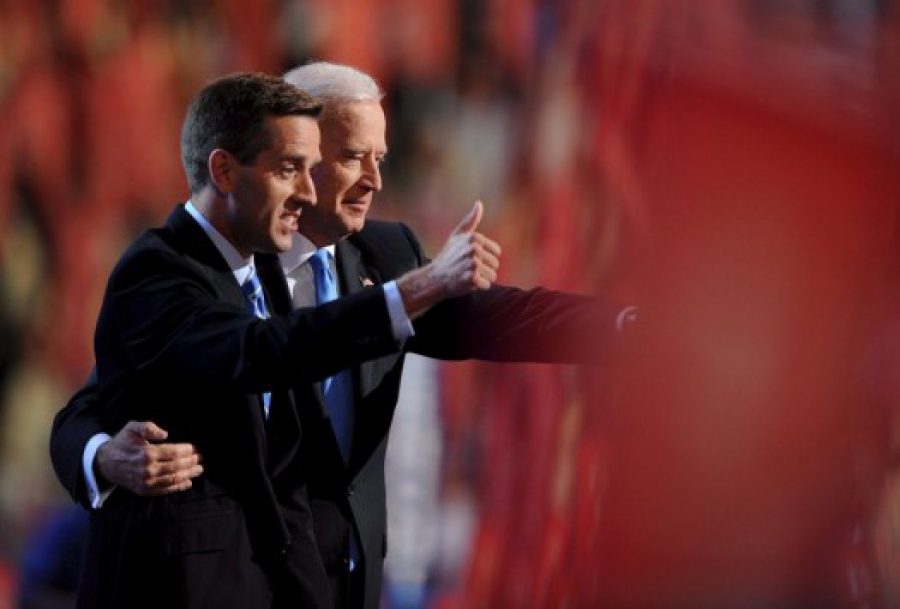 Ράγισαν καρδιές στην κηδεία του Beau Biden - Λύγισε ο αντιπρόεδρος των ΗΠΑ