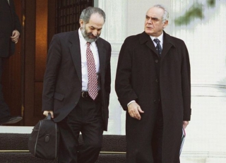 Εξοπλιστικά: Ένοχοι οι Σμπώκος, Κάντας και Λεονταρίτης για τις μίζες