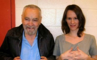 AΠΙΣΤΕΥΤΟ:O 80χρονος δολοφόνος Τσαρλς Μάνσον παντρεύεται 26χρονη!