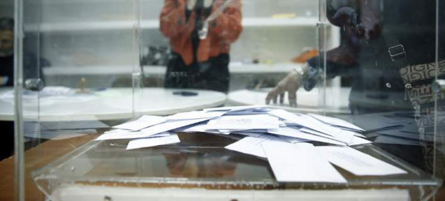 Public Issue: Στις 15,5 μονάδες η διαφορά ΝΔ-ΣΥΡΙΖΑ -Εδρες, σενάρια  Πηγή: Public Issue: Στις 15,5 μονάδες η διαφορά ΝΔ-ΣΥΡΙΖΑ -Εδρες, σενάρια