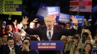 Αυτά είναι τα τελικά αποτελέσματα - 365 έδρες ο Τζόνσον