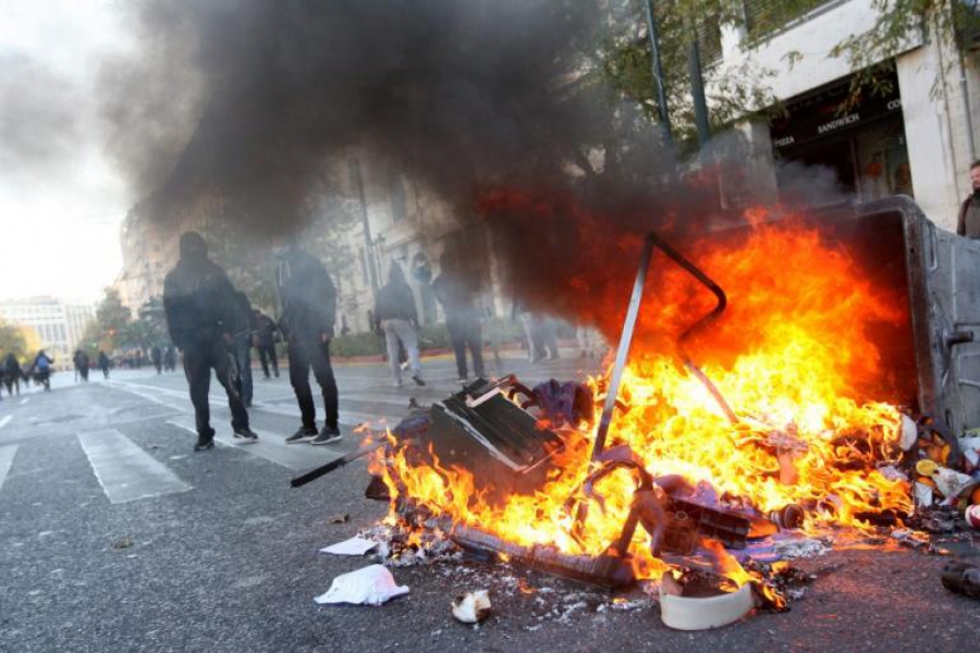 Πορεία για τον Αλέξανδρο Γρηγορόπουλο – Επεισόδια, οδοφράγματα και καταστροφές