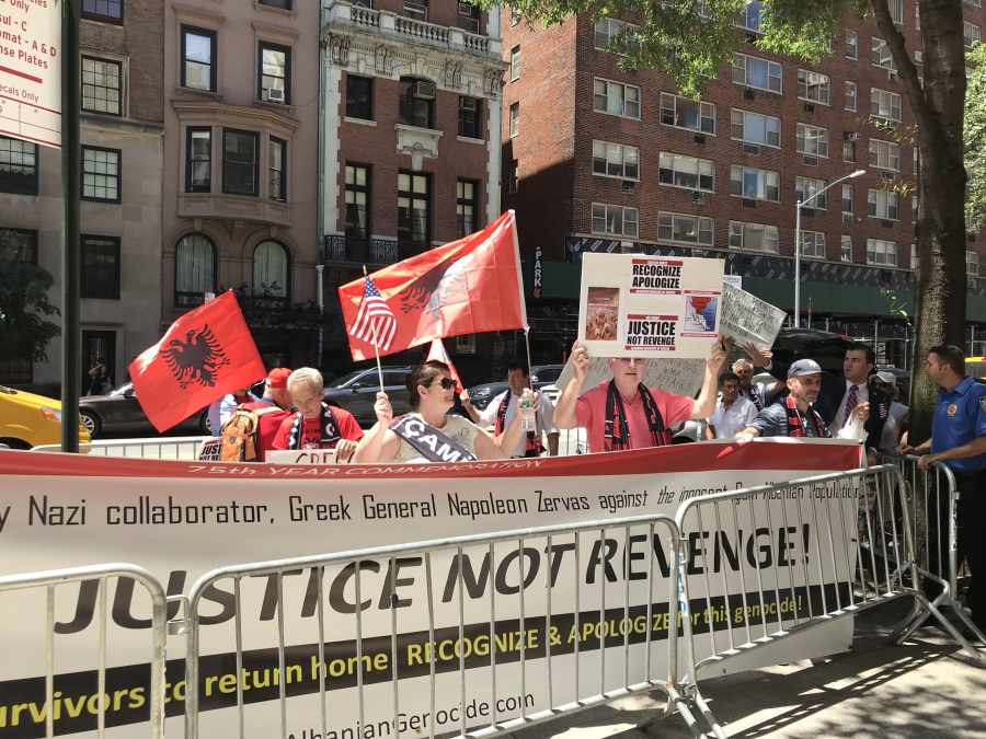 Προκλητική συγκέντρωση Αλβανών έξω από το Γενικό Προξενείο