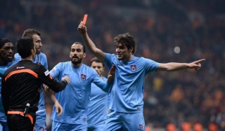 Όταν παίκτης της Τραπεζούντας βγάζει κόκκινη στον διαιτητή και γίνεται ήρωας