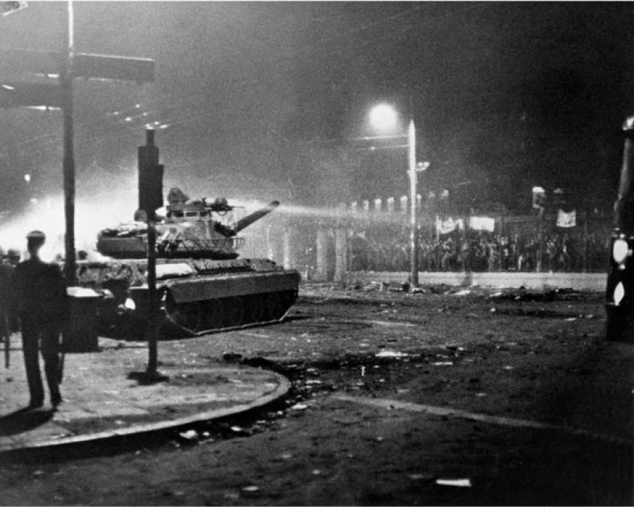 BINTEO: Ο φωτορεπόρτερ του Πολυτεχνείου αφηγείται τη νύχτα της εισβολής