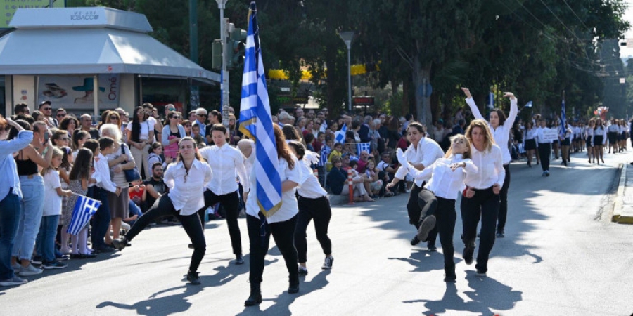 Ο ΣΥΡΙΖΑ αποθέωσε την ασέβεια στην παρέλαση - Το... μανιφέστο των &quot;ακτιβιστριών&quot;