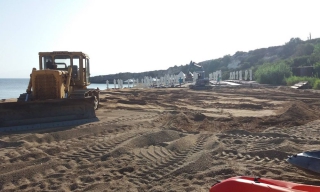 Ντροπή: Ισοπέδωσαν προστατευόμενη παραλία για να κάνουν πάρτι – Ήταν γεμάτη καρέτα-καρέτα