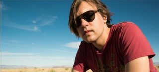 Γνωστός ροκ σταρ στον Guardian: Προσεύχομαι για την Ελλάδα