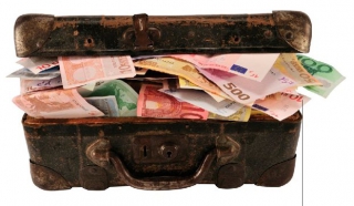 Φωτεινό παράδειγμα Ελλήνων: Βρήκαν 2400 ευρώ και τα επέστρεψαν!