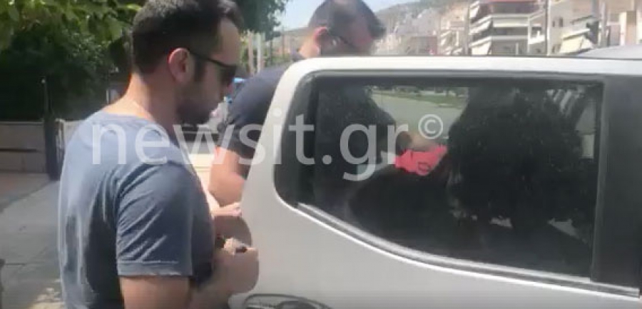 Η στιγμή που η 19χρονη η οποία ομολόγησε ότι σκότωσε το μωρό της οδηγείται στην φυλακή