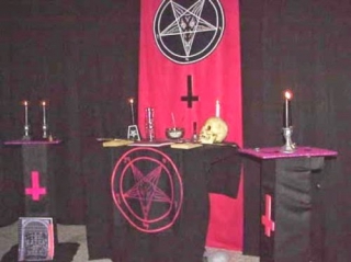 Η ΠΛΥΣΗ ΕΓΚΕΦΑΛΟΥ! Πως οι σατανιστές χρησιμοποιούν την Αγία Γραφή…