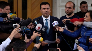 Τα... μαζεύει ο Ζάεφ