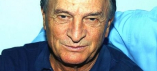 Καταζητείται ο ΜΑΥΡΟΓΥΑΛΟΥΡΟΣ Βουλευτής της ΝΔ ο οποίος έπαιρνε λεφτά από συμπολίτες του με την υπόσχεση να τους διορίσει στο Δημόσιο