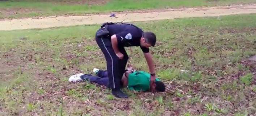 Αντιμέτωπος με τη θανατική ποινή ο αστυνομικός που πυροβόλησε πισώπλατα τον Αφροαμερικανό