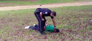 Αντιμέτωπος με τη θανατική ποινή ο αστυνομικός που πυροβόλησε πισώπλατα τον Αφροαμερικανό