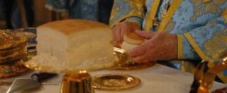 Δεός και Ανατριχίλα! Έπεσε το Ιερό Δισκοπότηρο την ώρα της Θείας Κοινωνίας – Δείτε τι έκανε ο ιερέας!