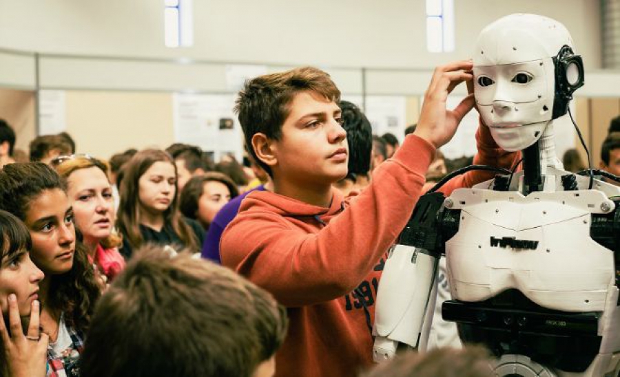 Ο ΚΑΒΑΛΙΩΤΗΣ  Δημήτρης Χατζής δημιούργησε μόνος του ένα απίστευτο ανθρωποειδές με 500 ευρώ. Είναι ένας από τους έξι στον πλανήτη που έχουν κατασκευάσει