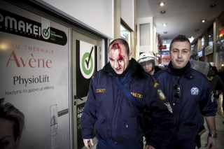 Άγρια επεισόδια διαδηλωτών του ΠΑΜΕ και αστυνομικών πάνω από το Μαξίμου!