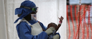 Έμπολα. Ελπίδα για πρώτη φορά από το νέο εμβόλιο. Τι λέει ο υπεύθυνος των Γιατρών Χωρίς Σύνορα που αναζητά τα μέσα για την καταπολέμηση του