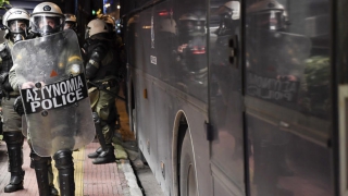 Ενταση στα Εξάρχεια:Κουκουλοφόροι με μολότοφ κατά αστυνομικών