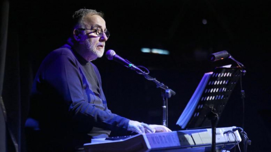 Θάνος Μικρούτσικος: Αντί για δώρα, δώστε αίμα