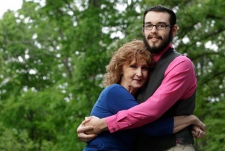 "Το σεξ μαζί της είναι ονειρεμένο" λέει 17χρονος που παντρεύτηκε 71χρονη στη Βρετανία