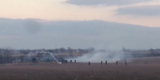 Εβρος: Οι Τούρκοι στέλνουν στρατιωτικά οχήματα στα σύνορα για να συνοδεύουν τους μετανάστες