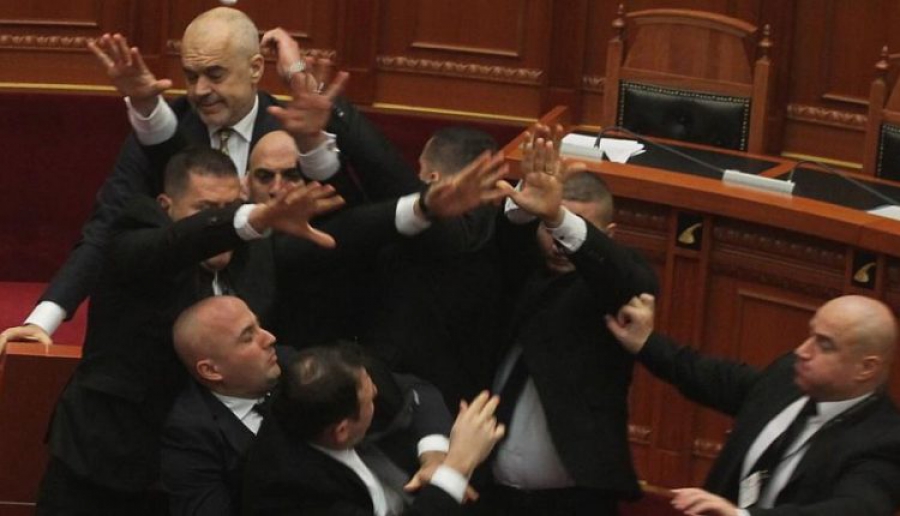 Αλβανία: Επίθεση με αυγά εναντίον του Ράμα