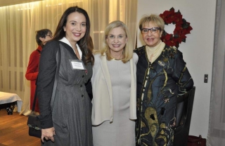 Η Χριστίνα Αλεξανιάν με την Ομοσπονδιακή Βουλευτή, Κάρολιν Μαλόνι και την συνεργάτιδά της, Λούλα Λόη - Αλαφογιάννη.  Photo Credit: Thomas Kong/World Chinese Journal