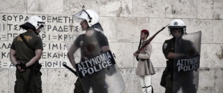 «Γεια σας. Εγώ έριξα τη μολότοφ στους τσολιάδες» είπε ο νεαρός και παραδόθηκε στην αστυνομία