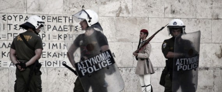 «Γεια σας. Εγώ έριξα τη μολότοφ στους τσολιάδες» είπε ο νεαρός και παραδόθηκε στην αστυνομία