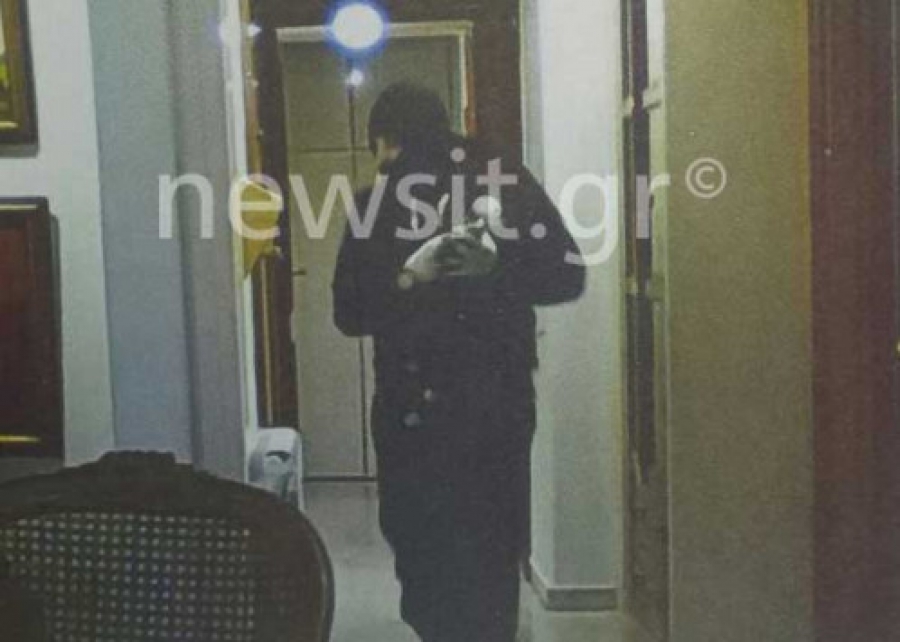 Παλαιό Φάληρο: Φωτογραφίες ντοκουμέντο! Ο ληστής μέσα στο διαμέρισμα! ΚΡΥΒΟΤΑΝ ΣΤΗΝ ΝΤΟΥΛΑΠΑ!!!