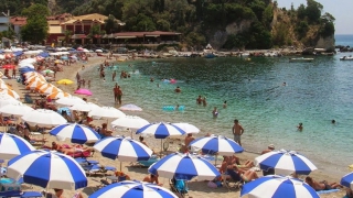 Μαζεύουν ξαπλώστρες και ομπρέλες από το κύμα