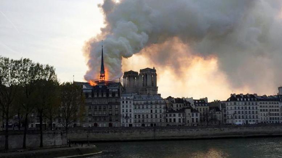 Πυρκαγιά στην Παναγιά των Παρισίων