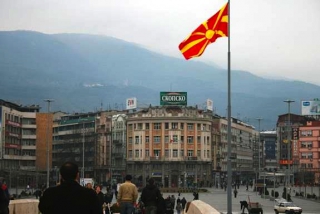 Κόλαση στην Επιτροπή της Βουλής των Σκοπίων – Πέρασε η συμφωνία