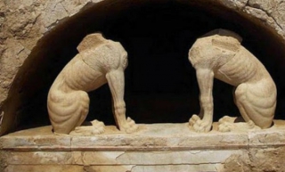 ΒΟΜΒΑ: Στο σπίτι γνωστής πολιτικής οικογένειας ο τάφος της Αμφίπολης...