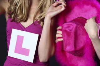 Μέλλουσα νύφη έμεινε έγκυος από νάνο στρίπερ στο bachelor πάρτι της