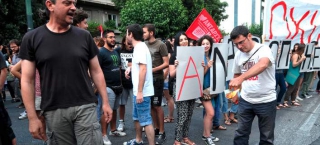 Οι Financial Times τονίζουν ότι η Ελλάδα πρέπει να σωθεί από την πολιτική, οικονομική και κοινωνική κατάρρευση και εκπέμπει SOS για να μη γίνει η Ελλάδα Συρία, όπως γράφει.  «Δίχως μία τέτοια προσπάθεια, η οποία πρέπει να οργανωθεί από την Ευρωπαϊκή