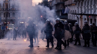 Guardian: Εξαγριωμένοι οι Έλληνες προβλέπουν Grexit και δραχμή