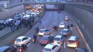 Eπεισόδια στο Παρίσι από οδηγούς ΤΑΞΙ εναντίον της UBER