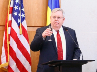 ΠΟΙΟΣ ΕΙΝΑΙ Ο ΑΝΘΡΩΠΟΣ ΠΟΥ ΣΧΕΔΙΑΖΕΙ ΕΠΙ ΧΡΟΝΙΑ ΤΗΝ ΑΝΑΤΡΟΠΗ ΤΟΥ ΠΟΥΤΙΝ