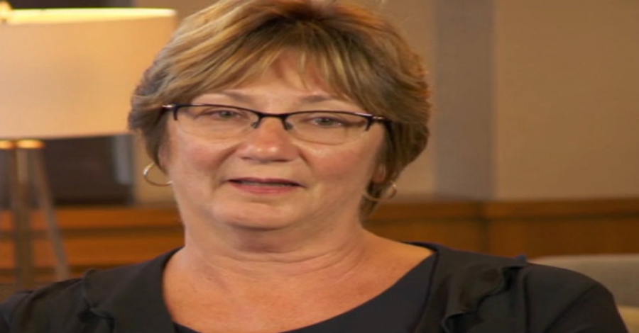 AΠΙΣΤΕΥΤΗ ΑΠΑΤΗ ΜΕ ΨΕΥΤΙΚΕΣ ΔΙΑΓΝΩΣΕΙΣ ΚΑΡΚΙΝΟΥ!!!! Καρκινοπαθής σπάει το πόδι της και τότε αποκαλύπτεται όλη η αλήθεια πίσω από τις χημειοθεραπείες!