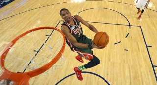 Eκπληκτική εμφάνιση Αντετοκούμπο