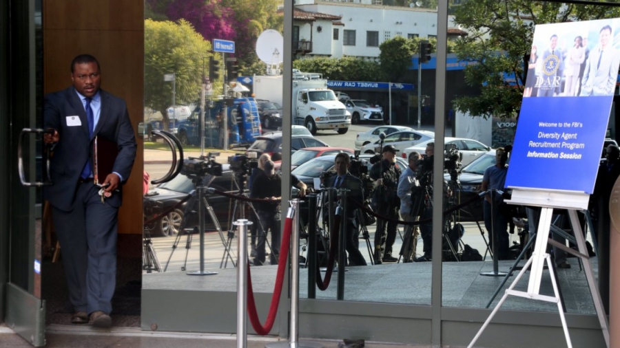 Γιατί ο Ντ. Τραμπ απέλυσε τον επικεφαλής του FBI, Τζ. Κόμεϊ; Η σχέση με τα e-mails της κ. Κλίντον