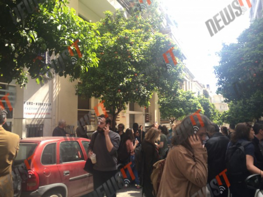 Ο Φαμπρ έβγαλε τους ηθοποιούς στο... δρόμο! Ζητούν την παραίτησή του