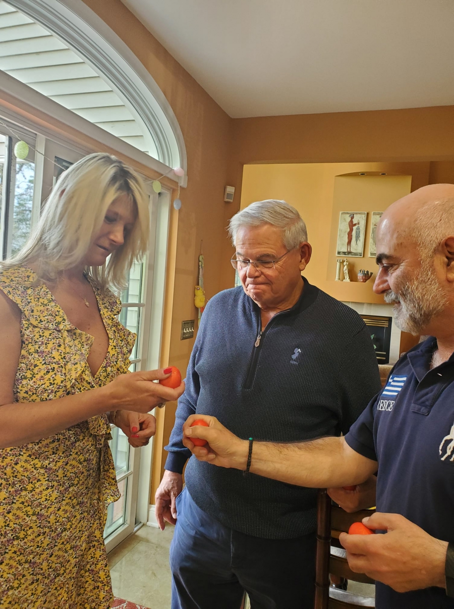 Ο Γερουσιαστής Μενέντεζ τιμάει το Ελληνικό Πάσχα!