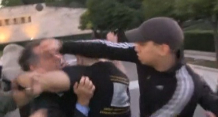 ΔΕΙΤΕ ΤΟ ΒΙΝΤΕΟ―Πρωτοφανής ΕΠΙΘΕΣΗ στον Κουμουτσάκο από εξοργισμένο πλήθος