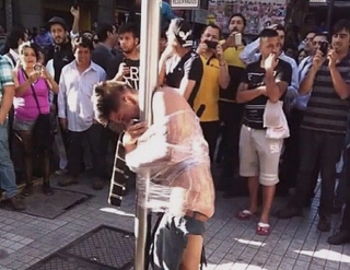 Βίντεο: Πήραν τον νόμο στα χέρια τους. Έγδυσαν ληστή και τον έδεσαν σε κολώνα