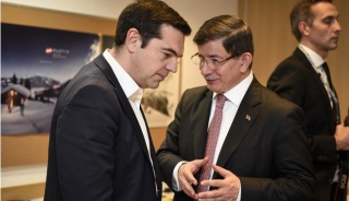 Μας δουλεύει ο Νταβούτογλου; 'Μην ανησυχείς', λέει στον Τσίπρα για το προσφυγικό